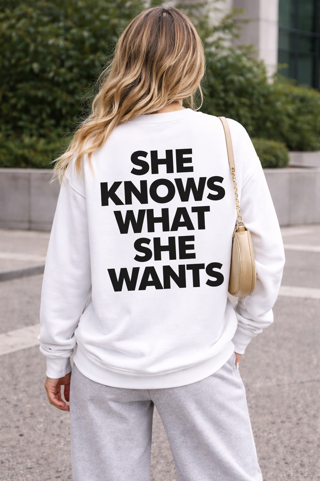 Longsleeve met Statement Print “She Knows What She Wants”