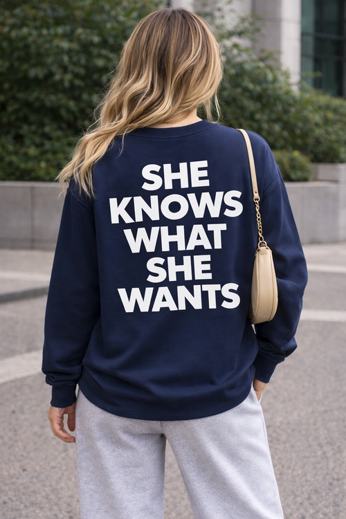 Longsleeve met Statement Print “She Knows What She Wants”